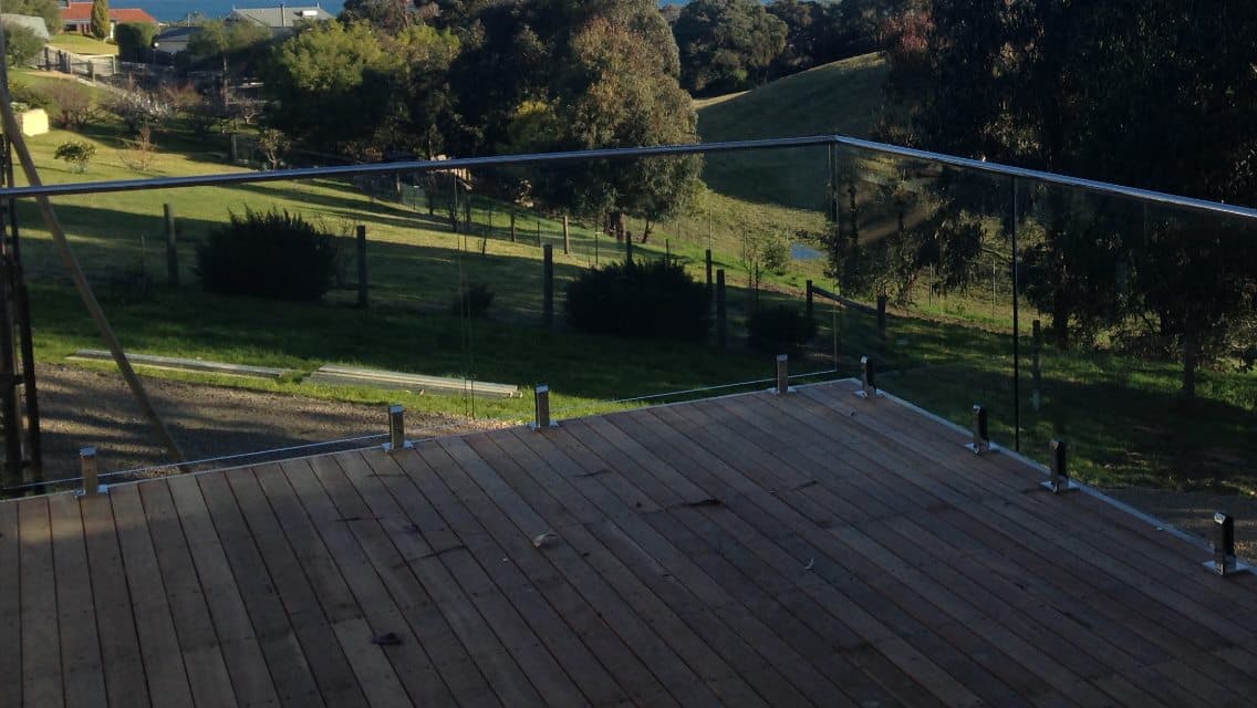 Semi-frameless balustrade